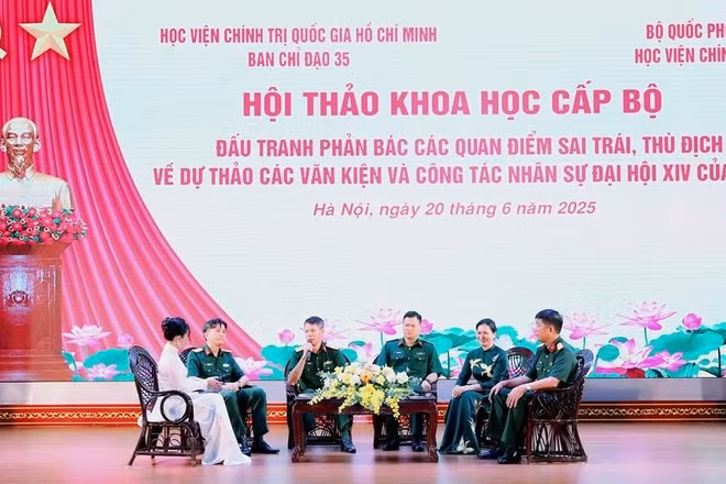 Các đại biểu trao đổi tại hội thảo khoa học “Đấu tranh phản bác các quan điểm sai trái, thù địch về dự thảo các văn kiện và công tác nhân sự Đại hội XIV của Đảng”. (Ảnh: BTC)