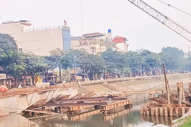 Xây dựng cầu vượt sông Tô Lịch (Hà Nội).