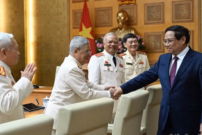 Thủ tướng Phạm Minh Chính với các cán bộ Công an chi viện chiến trường miền nam. (Ảnh: Trần Hải)