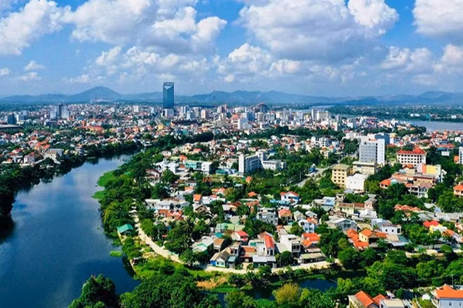 Đô thị Huế ở hai bờ sông Hương. (CÔNG HẬU)