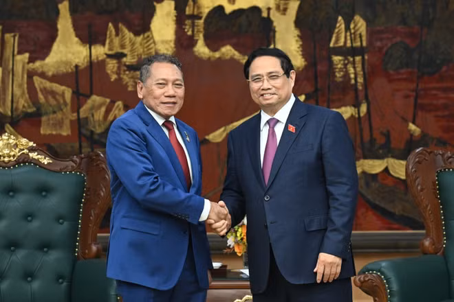 Thủ tướng Phạm Minh Chính và Bộ trưởng Ngoại giao và Ngoại thương Quần đảo Solomon Peter Shannel Agovaka. (Ảnh: TRẦN HẢI)