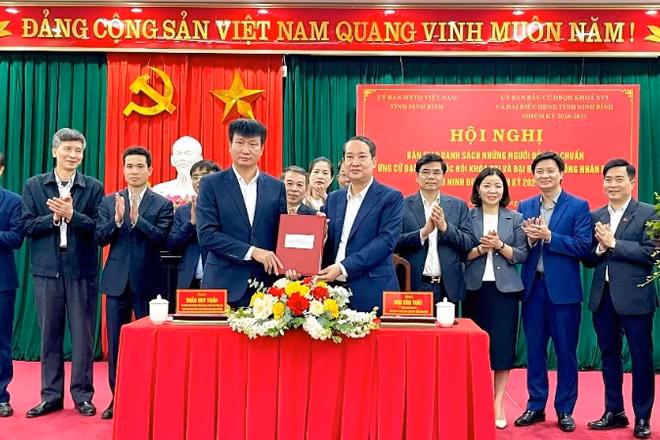 Ảnh minh họa: Hội nghị bàn giao danh sách những người đủ tiêu chuẩn ứng cử đại biểu Quốc hội khóa XVI và đại biểu Hội đồng nhân dân tỉnh Ninh Bình, nhiệm kỳ 2026-2031, ngày 14/2/2026. (Ảnh: VĂN LÚA)
