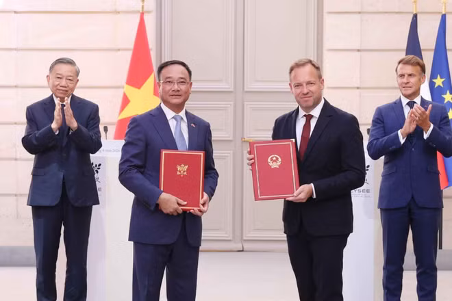 Tổng Bí thư, Chủ tịch nước Tô Lâm và Tổng thống Pháp Emmanuel Macron chứng kiến trao văn kiện và thỏa thuận hợp tác giữa hai nước. (Ảnh: Thống Nhất – TTXVN)