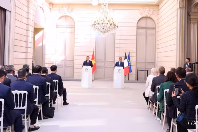 Tổng Bí thư, Chủ tịch nước Tô Lâm và Tổng thống Pháp Emmanuel Macron gặp gỡ báo chí, thông báo kết quả hội đàm. (Ảnh: Thống Nhất/TTXVN)