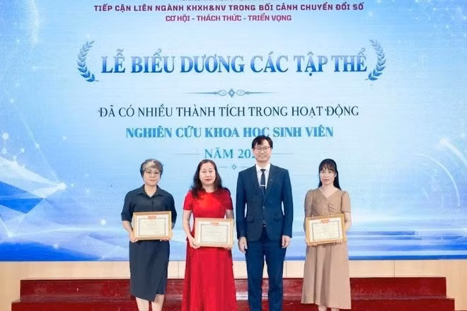 Hình ảnh tại lễ khen thưởng các tập thể có thành tích xuất sắc trong phong trào nghiên cứu khoa học của Trường đại học Khoa học Xã hội và Nhân văn (Đại học Quốc gia Hà Nội).