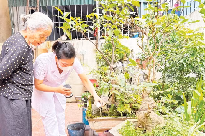 Nhân viên y tế hỗ trợ người dân sử dụng hóa chất để phòng, chống dịch sốt xuất huyết.