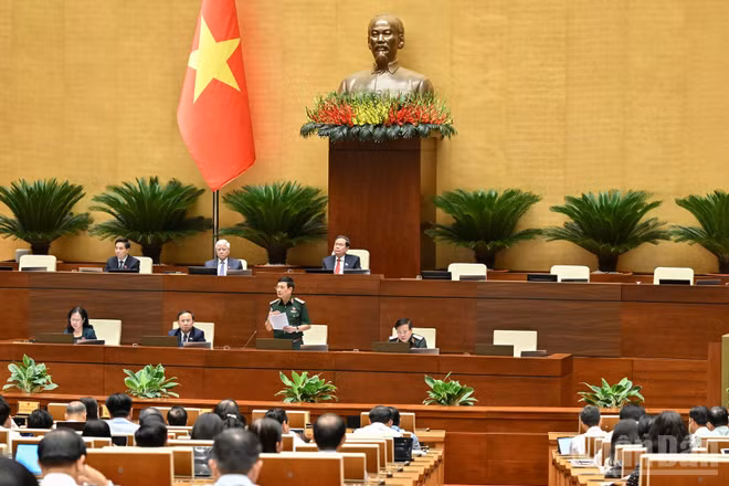 Sáng 8/8, các đại biểu thảo luận ở hội trường về dự án Luật sửa đổi, bổ sung một số điều của 9 luật về quân sự, quốc phòng. (Ảnh: DUY LINH)