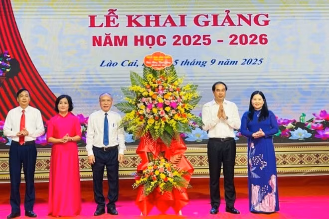 Bí thư Tỉnh ủy Trịnh Xuân Trường tặng hoa chúc mừng nhà trường. (Ảnh: THANH SƠN)