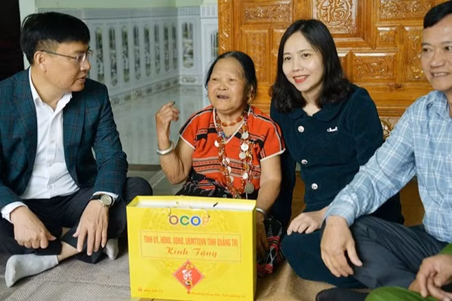 Thiếu tướng Nguyễn Thanh Liêm, Giám đốc Công an tỉnh Quảng Trị thăm, tặng quà gia đình chính sách trên địa bàn, vận động gia đình luôn là gương sáng cho con cháu noi theo. 