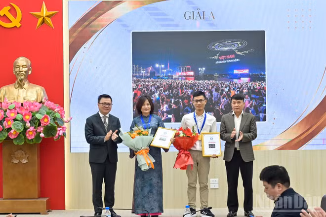 Tác phẩm "Hà Nội - Thành phố xinh đẹp và hiện đại" của tác giả Trần Thu Hà và "Kỷ nguyên vươn mình" của tác giả Nguyễn Văn Trung giành được giải A cuộc thi.