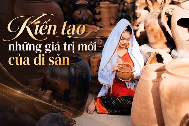 Du khách chụp ảnh bên sản phẩm làng gốm Bàu Trúc (Khánh Hòa).
