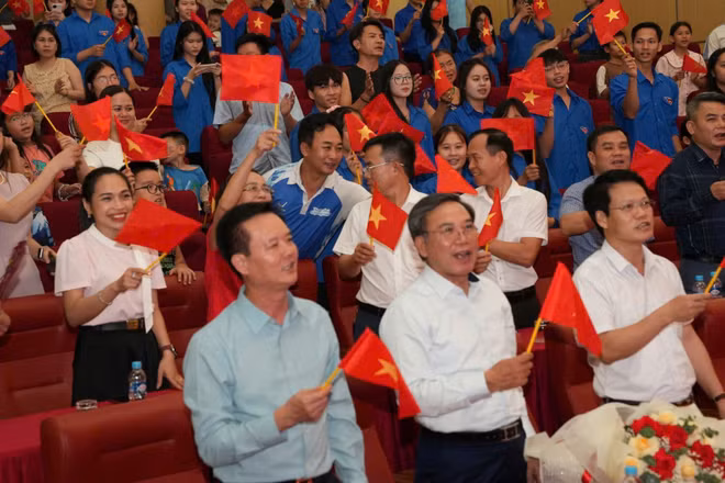 Khán giả xem Chương trình nghệ thuật “Bác Hồ - Hai tiếng thiêng liêng” tại Hà Tĩnh.