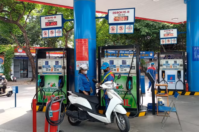 Khách hàng mua xăng tại cửa hàng xăng dầu trên phố Thái Thịnh (Hà Nội).