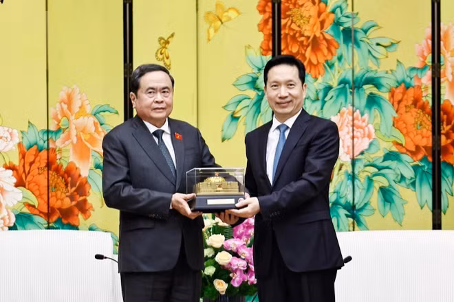 Chủ tịch Quốc hội Trần Thanh Mẫn tặng quà lưu niệm đồng chí Triệu Nhất Đức, Ủy viên Trung ương Đảng, Bí thư Tỉnh ủy Thiểm Tây. (Ảnh: TTXVN)