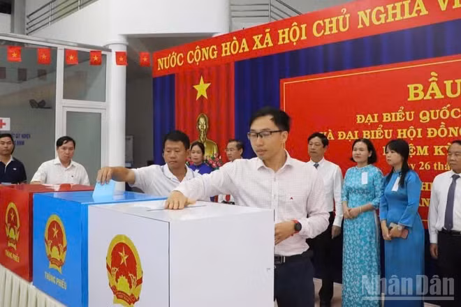 Cử tri bỏ phiếu tại khu vực bỏ phiếu sớm số 7, bầu đại biểu Quốc hội khóa XVI và đại biểu Hội đồng nhân dân các cấp nhiệm kỳ 2026-2031, ngày 26/2/2026, tại phường Tam Thắng, Thành phố Hồ Chí Minh. (Ảnh: HẢI CHÍNH)