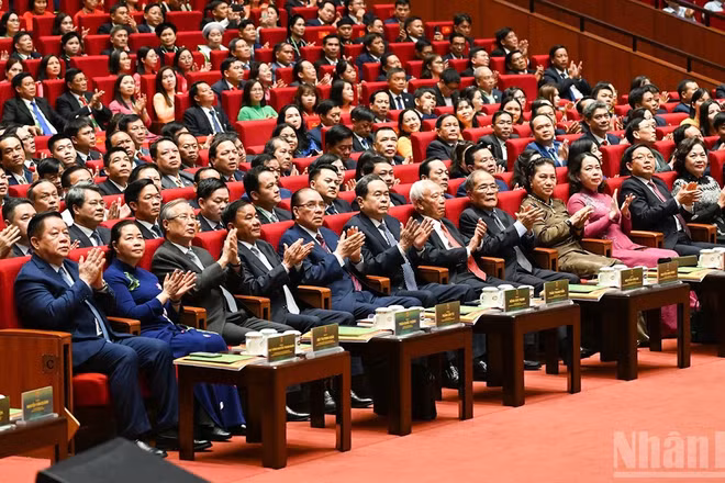 Các đồng chí lãnh đạo, nguyên lãnh đạo Đảng, Nhà nước và các đại biểu dự khai mạc Đại hội. (Ảnh: DUY LINH)