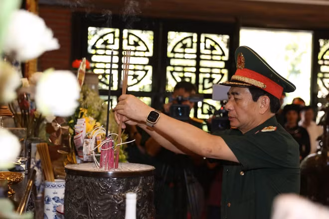 Đại tướng Phan Văn Giang và đoàn công tác dâng hoa, dâng hương tại đền thờ Chủ tịch Hồ Chí Minh.