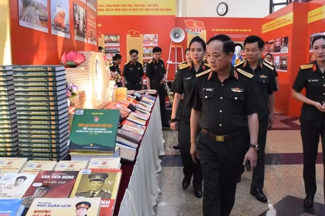 Đại tướng Trịnh Văn Quyết kiểm tra công tác chuẩn bị tổ chức Đại hội đại biểu Đảng bộ Quân đội lần thứ XII. (Ảnh: qdnd.vn)