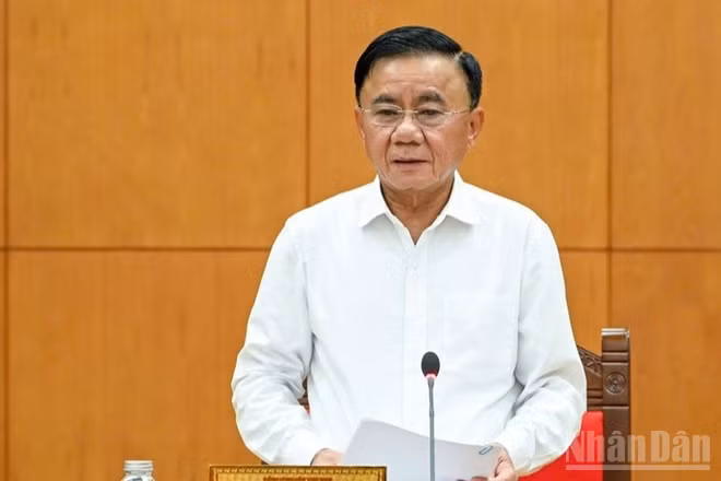 Thường trực Ban Bí thư Trần Cẩm Tú ký ban hành Kết luận số 107-KL/TW ngày 17/10/2026 về hoàn thiện hệ thống vị trí việc làm trong hệ thống chính trị gắn với xây dựng đội ngũ cán bộ và quản lý biên chế. (Ảnh: DUY LINH)