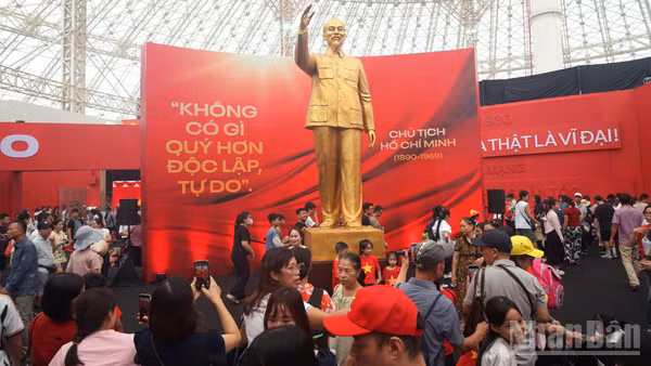 Triển lãm “95 năm Cờ Đảng soi đường” thu hút đông đảo khách tham quan, trải nghiệm, nhất là trong những ngày cuối tuần. (Ảnh: TRUNG HƯNG)