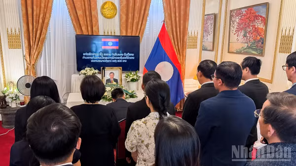 Đại biện lâm thời Đại sứ quán Việt Nam tại Pháp Phạm Quang Anh dẫn đầu đoàn Đại sứ quán và các Cơ quan đại diện Việt Nam tại Pháp đến viếng đồng chí Saysomphone Phomvihane. (Ảnh: TRUNG HƯNG)