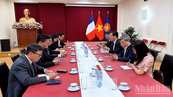 Phó Trưởng Ban Chính sách, chiến lược Trung ương Nguyễn Đức Trung và đoàn công tác thăm, làm việc với Đại sứ quán Việt Nam tại Cộng hòa Pháp. (Ảnh: KHẢI HOÀN)