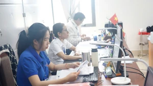 Công chức ngành kho bạc nỗ lực đẩy nhanh tiến độ để chi kinh phí tặng quà Tết Độc lập cho người dân 