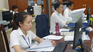 Công chức ngành kho bạc sẽ làm việc xuyên lễ để chuyển quà tặng Quốc khánh đến người dân