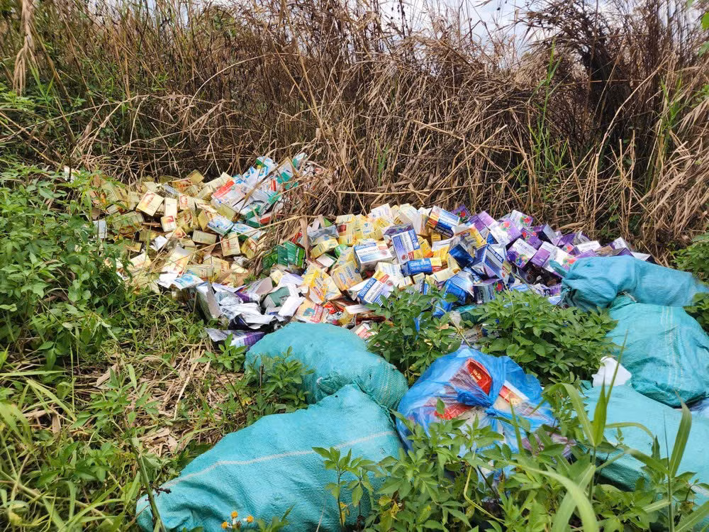 Hàng nghìn sản phẩm thực phẩm chức năng bị đổ bỏ.