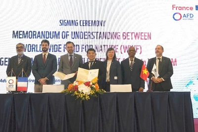 Đại diện WWF-Việt Nam và AFD Việt Nam ký Biên bản ghi nhớ. Ảnh: WWF-Việt Nam/Hương Mai 
