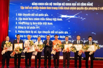 Đại diện FPT (áo cam) vinh dự nhận bằng khen của Bộ trưởng Bộ Khoa học & Công nghệ cho những đóng góp trong việc chuyển đổi các hệ thống công nghệ thông tin quan trọng đáp ứng vận hành Mô hình chính quyền 2 cấp.