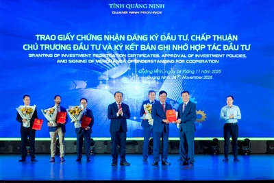 Đại diện Tập đoàn FPT nhận chứng nhận đăng ký đầu tư dự án xây dựng Khu Công nghệ số tập trung và khu phụ trợ tại Quảng Ninh.