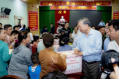 Sáng 2/11/2025, Tổng Bí thư Tô Lâm cùng Đoàn công tác Trung ương thăm và tặng quà cho người dân bị ảnh hưởng do mưa, lũ kéo dài tại thành phố Huế. (Ảnh: Thu Huế)