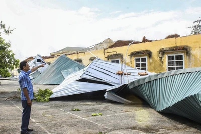 Hà Tĩnh tan hoang sau khi bão số 5 đổ bộ.