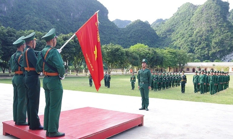 Chiến sĩ mới đọc 10 lời thề danh dự của Quân đội nhân dân Việt Nam.