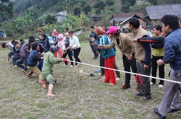 Thi kéo co trong ngày hội của đồng bào các dân tộc tỉnh Lào Cai.