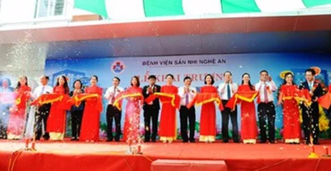 Các đại biểu cắt băng khai trương Trung tâm Sàng lọc chẩn đoán trước sinh và sơ sinh Bắc miền trung
