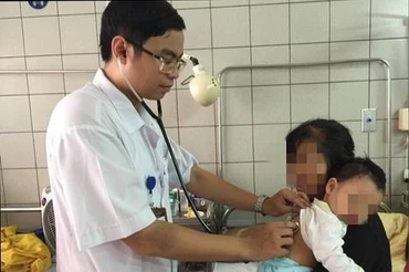 Dùng thuốc cam chữa viêm da cơ địa, bé sáu tháng tuổi ngộ độc chì nặng
