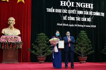 Đồng chí Phạm Minh Chính, Ủy viên Bộ Chính trị, Bí thư T.Ư Đảng, Trưởng Ban Tổ chức Trung ương trao quyết định cho đồng chí Nguyễn Thị Thu Hà giữ chức vụ Bí thư Tỉnh ủy Ninh Bình.