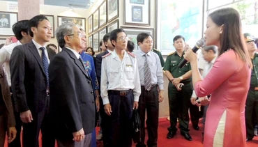 Các đại biểu tham quan triển lãm.