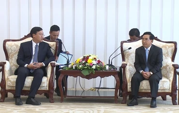 Đồng chí Phan-khăm Vị-pha-văn (bên phải ảnh) tiếp thân mật đồng chí Lê Quốc Phong.