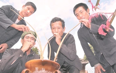 Mọi người vừa vui văn nghệ vừa uống rượu cần trong ngày Tết.