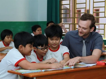 Giáo viên nước ngoài giảng dạy tiếng Anh cho học sinh tại Trường song ngữ Lạc Hồng (Đồng Nai).