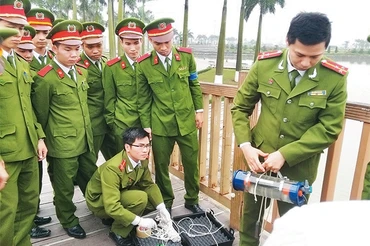 Cảnh sát phòng, chống tội phạm về môi trường (C49) kiểm tra việc vận hành, xử lý nước thải tại một khu công nghiệp.