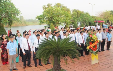 Lễ viếng Tổng Bí thư Lê Duẩn ngày 7-4 tại Khu nhà lưu niệm ở thôn Hậu kiên