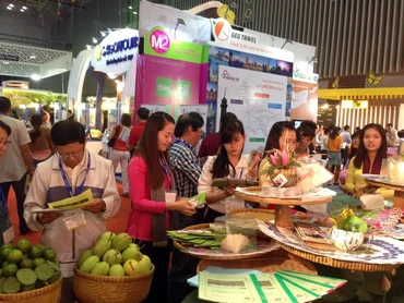 Du khách tìm hiểu thông tin tại một gian hàng trong ITE HCMC 2015.