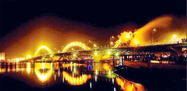 Vẻ đẹp lung linh của Cầu Rồng (Đà Nẵng) thu hút đông du khách tham quan.