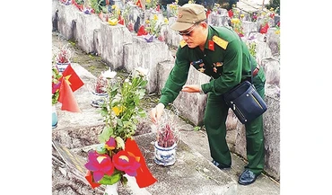 Mỗi khi có dịp, ông Vũ Văn Cảnh lại lên thắp hương cho đồng đội tại Nghĩa trang liệt sĩ Vị Xuyên (Hà Giang).