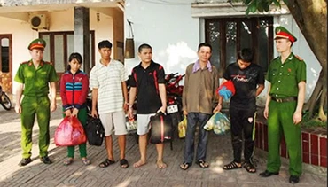 Các đối tượng trốn lệnh truy nã bị công an bắt, dẫn giải về Thanh Hóa.