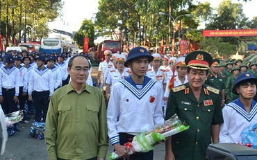 Đồng chí Nguyễn Thiện Nhân, Ủy viên Bộ Chính trị, Bí thư Thành ủy TP Hồ Chí Minh tặng hoa cho các tân binh.